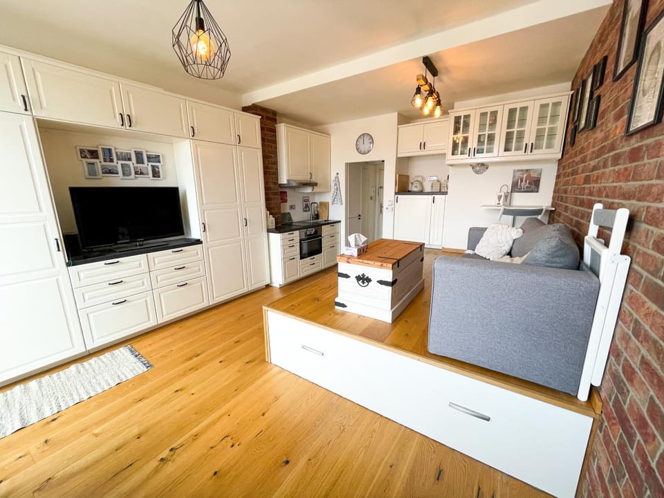 Kitchen or kitchenette, Living room, Seating area, minibar, pet friendly