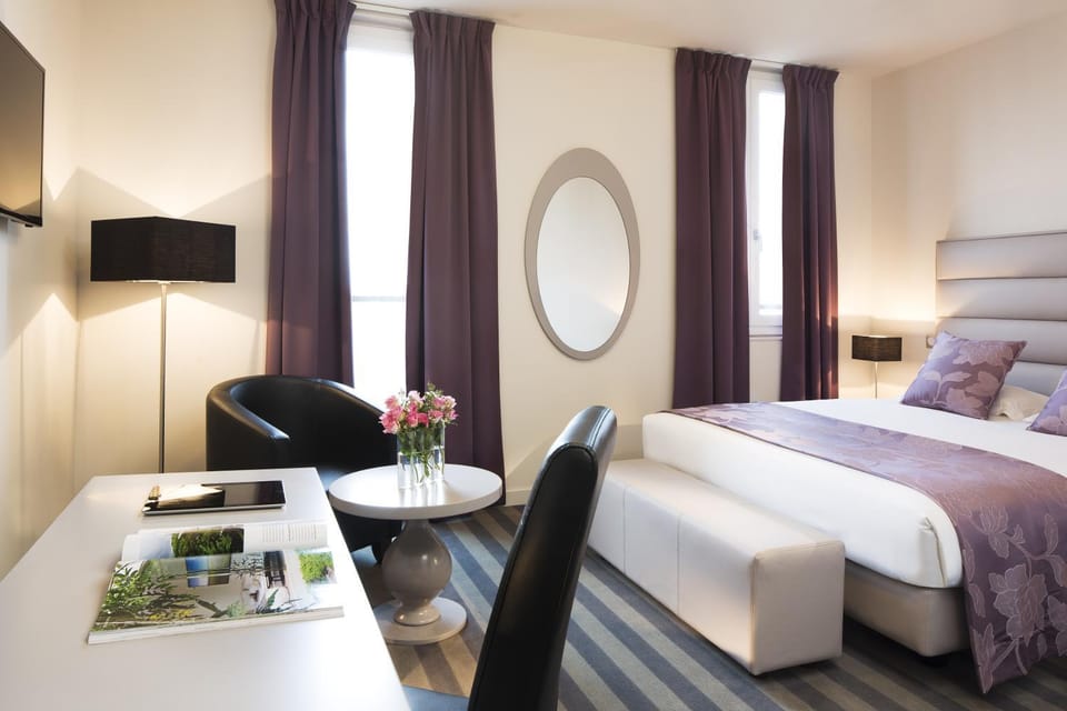 Bed, Seating area