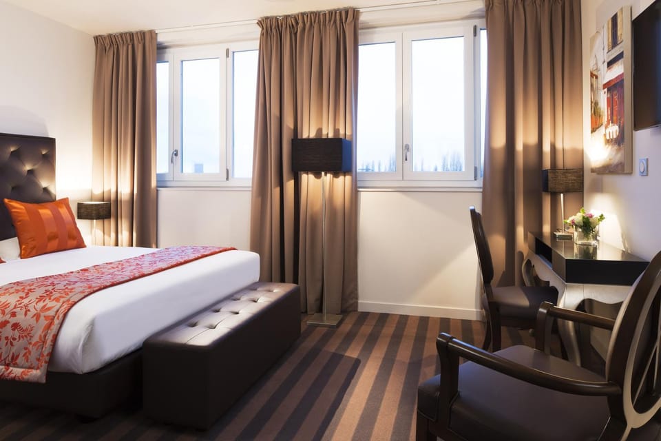 Bed, Seating area