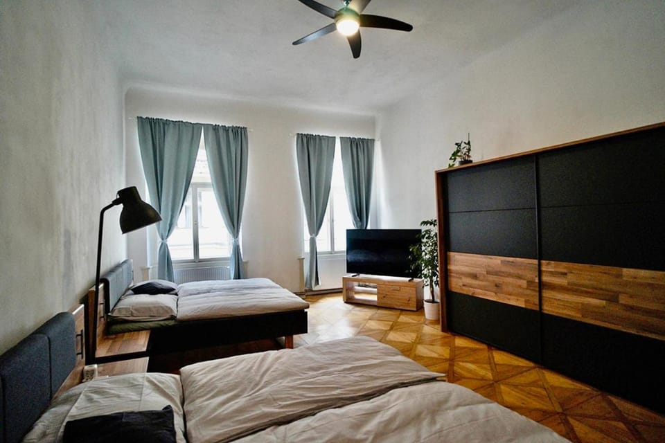 Bed, TV and multimedia, Bedroom, fireplace