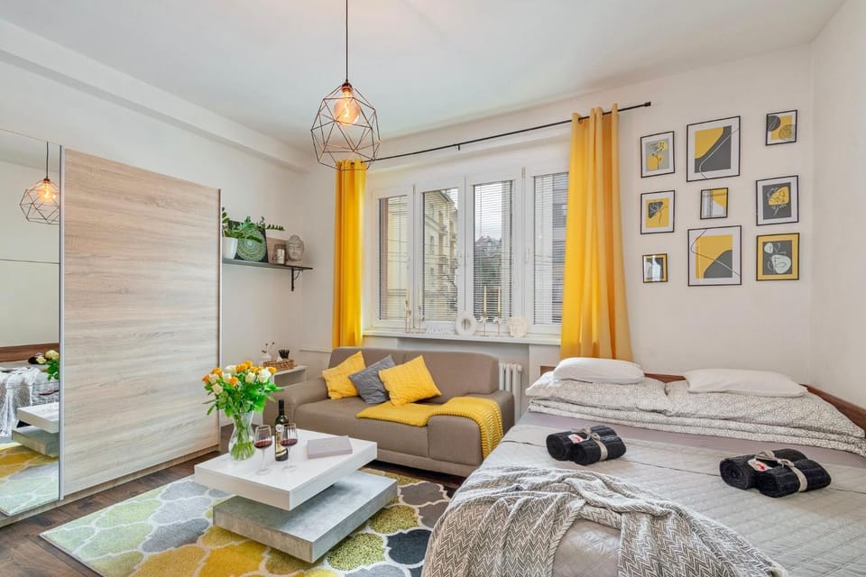 Bed, Living room, Photo of the whole room, Seating area, Bedroom, towels