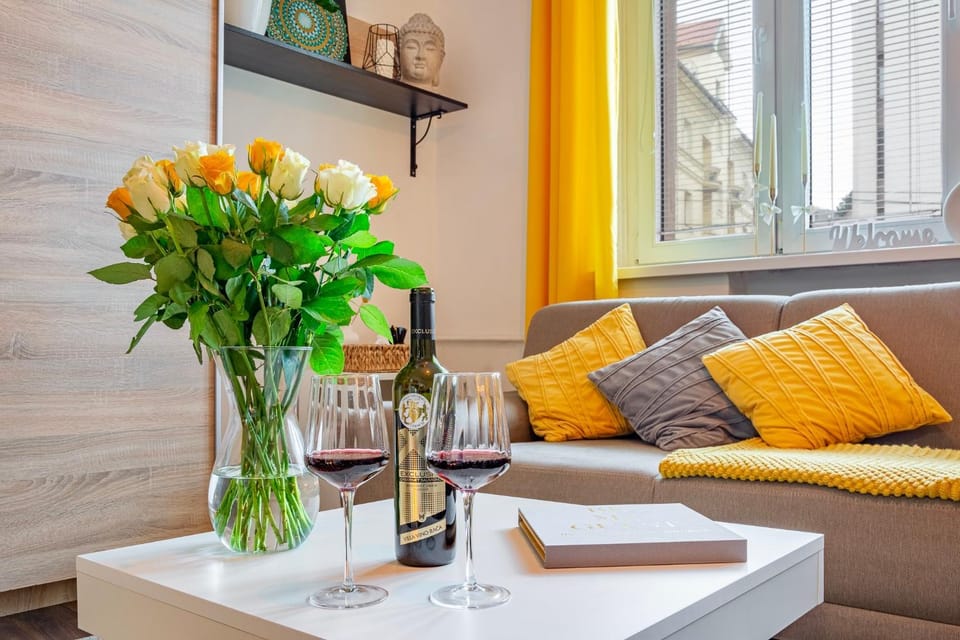 Living room, Food and drinks, Seating area, Drinks, Alcoholic drinks