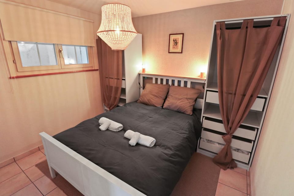 Bed, Photo of the whole room, Bedroom, towels