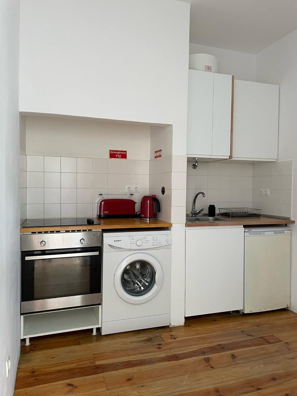 Kitchen or kitchenette, oven, pet friendly, stove, toaster, washing machine