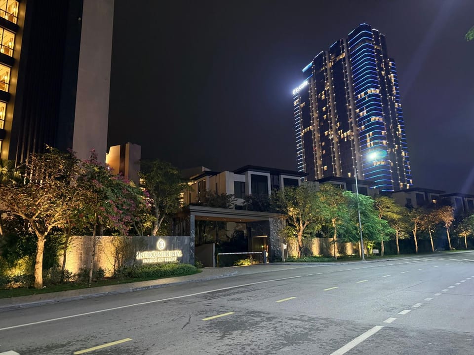 Property building, Neighbourhood, Street view, Location, Parking