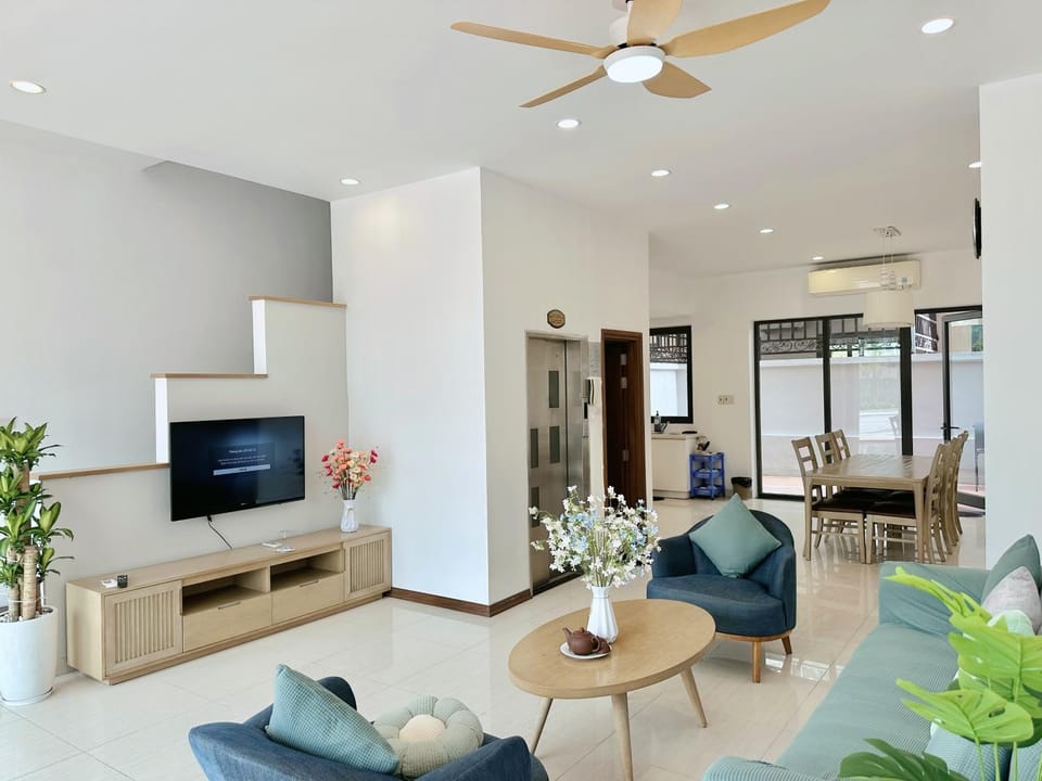 Communal lounge/ TV room, TV and multimedia, Living room, Seating area, fireplace, air conditioner