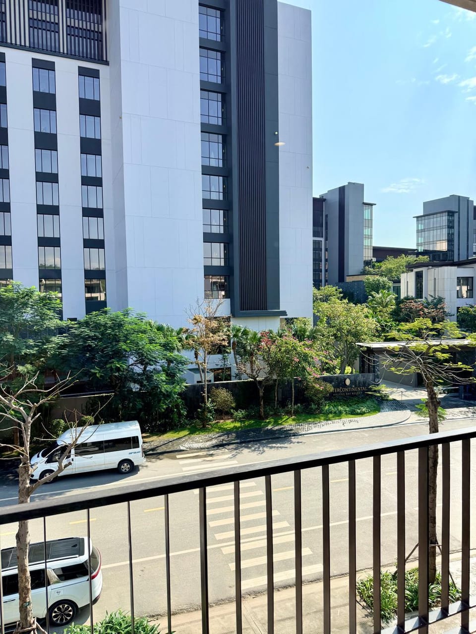 Property building, Day, City view, Location