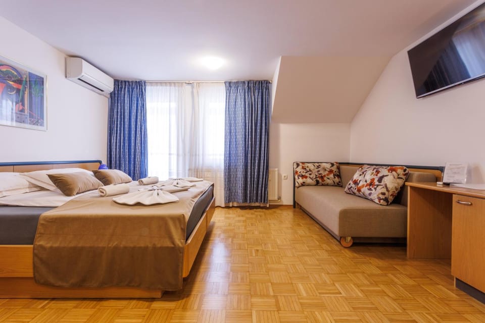 Communal lounge/ TV room, Bed, TV and multimedia, Balcony/Terrace, Living room, Photo of the whole room, Seating area, Bedroom, towels, air conditioner