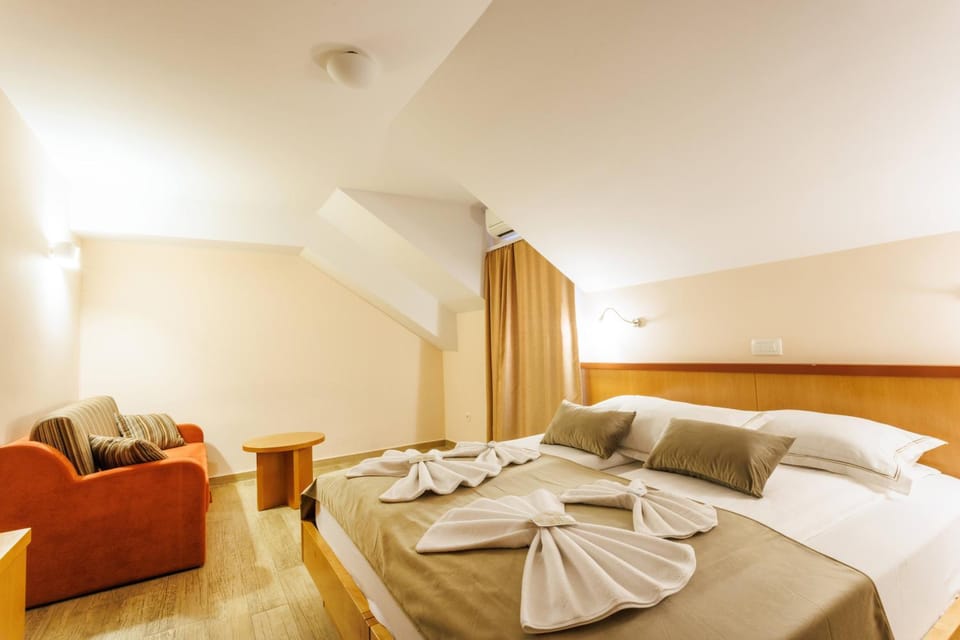 Bed, Balcony/Terrace, Photo of the whole room, Seating area, Bedroom, towels