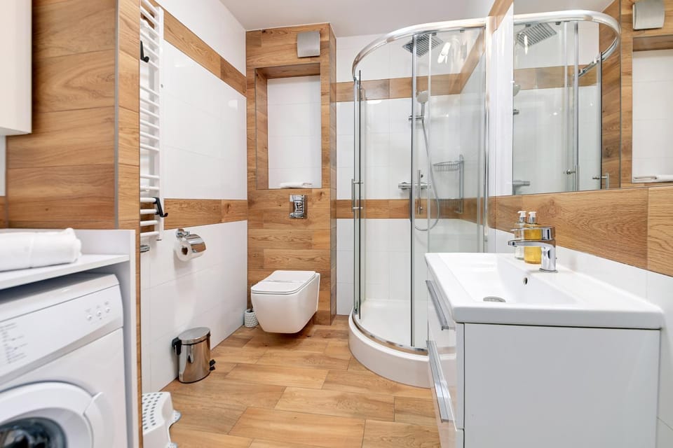Shower, Toilet, Bathroom, towels, washing machine