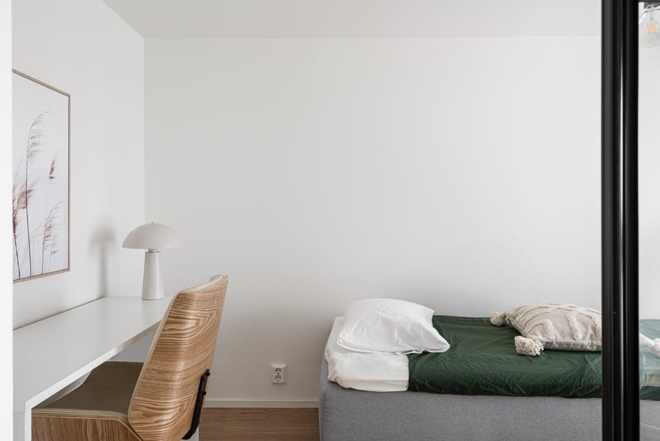 Bed, Photo of the whole room, Seating area, Bedroom, towels
