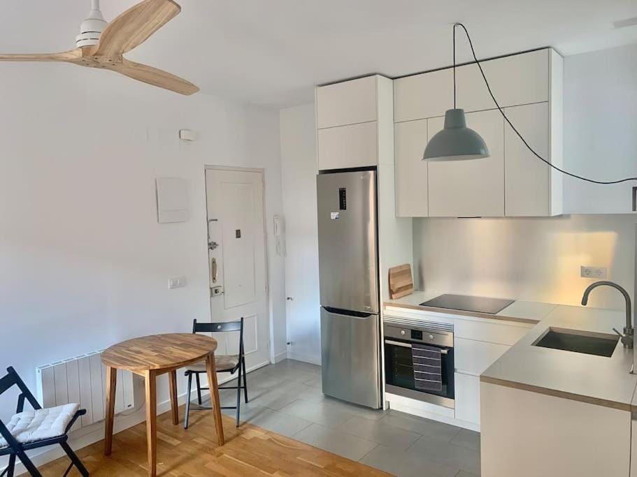 Kitchen or kitchenette, Dining area, fireplace, pet friendly, stove