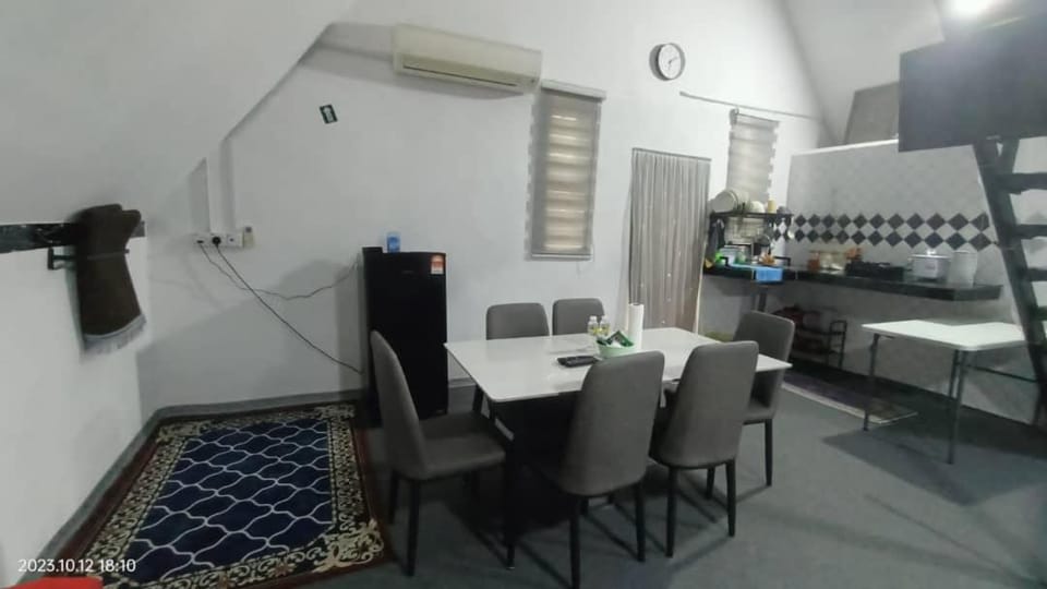 Dining area, kitchen