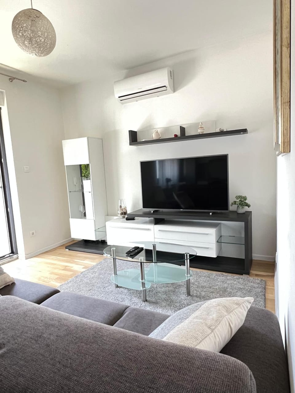 Communal lounge/ TV room, TV and multimedia, Living room, Seating area, air conditioner