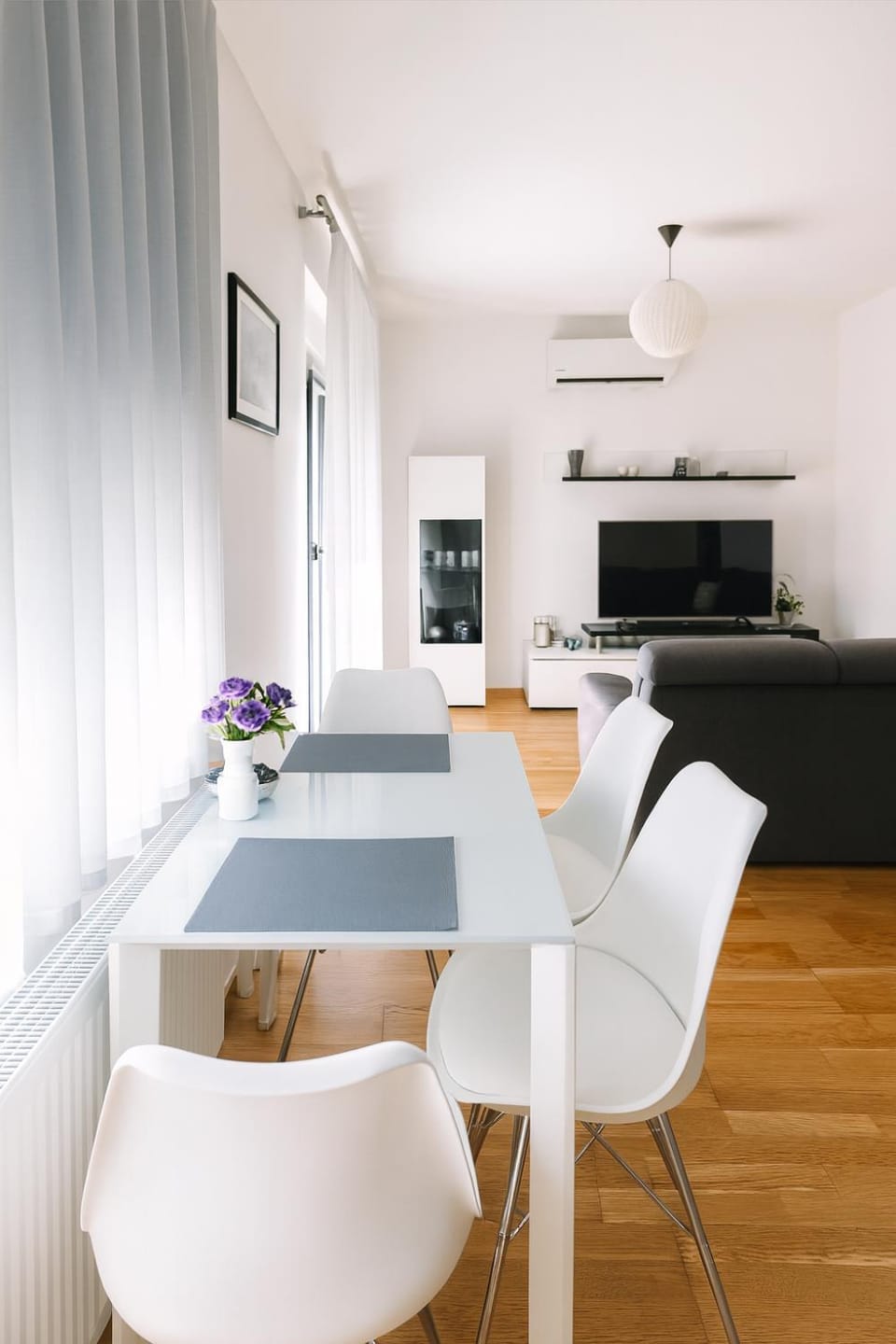 TV and multimedia, Living room, Seating area, Dining area, air conditioner
