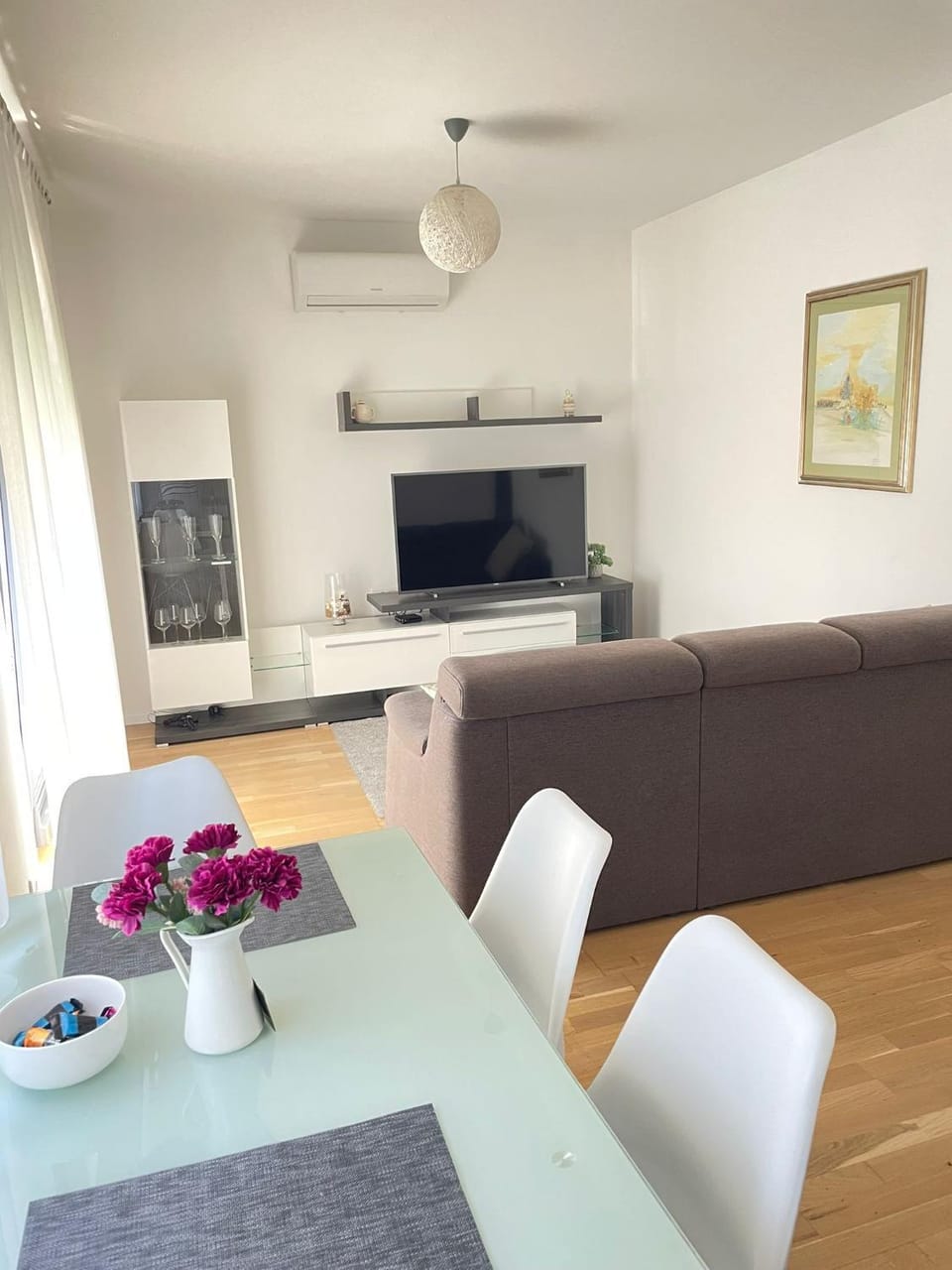 TV and multimedia, Living room, Seating area, Dining area, air conditioner
