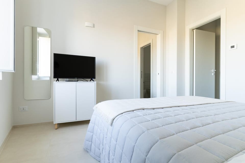 Bed, TV and multimedia, Bedroom