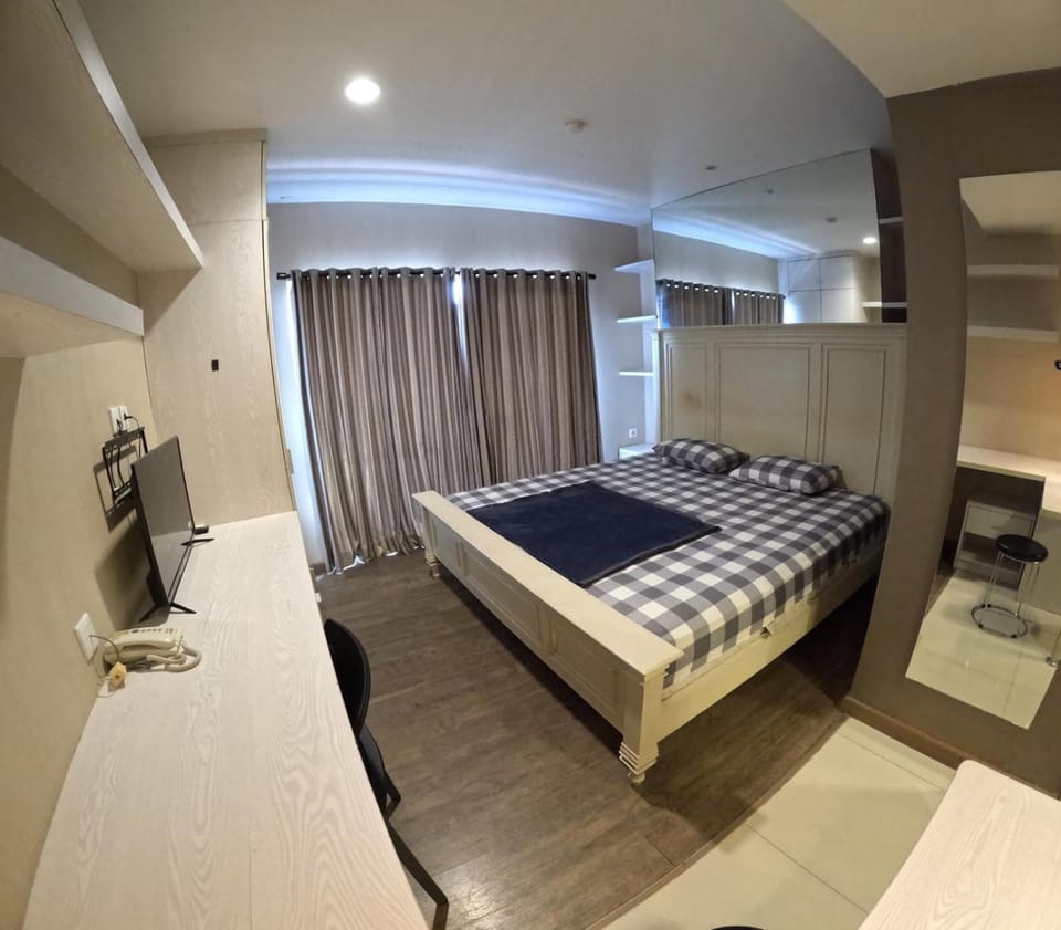 Bed, TV and multimedia, Bedroom