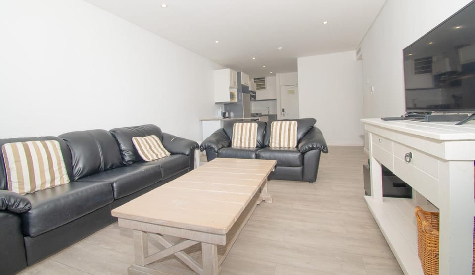 Communal lounge/ TV room, TV and multimedia, Kitchen or kitchenette, Living room, Seating area, Dining area, Evening entertainment