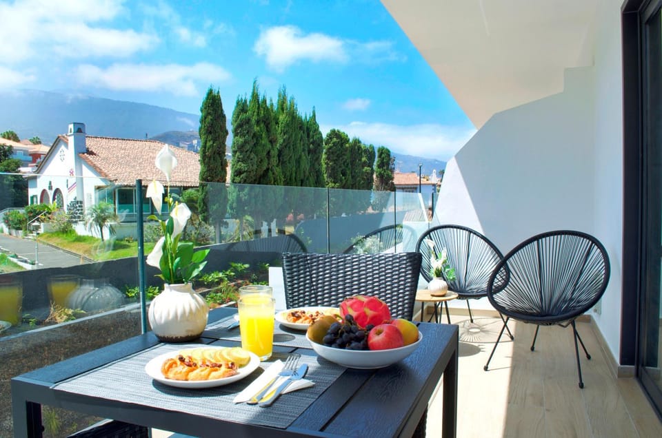 View (from property/room), Balcony/Terrace, Lounge or bar, Seating area, Dining area, Garden view, Mountain view, Sunrise, sunbed