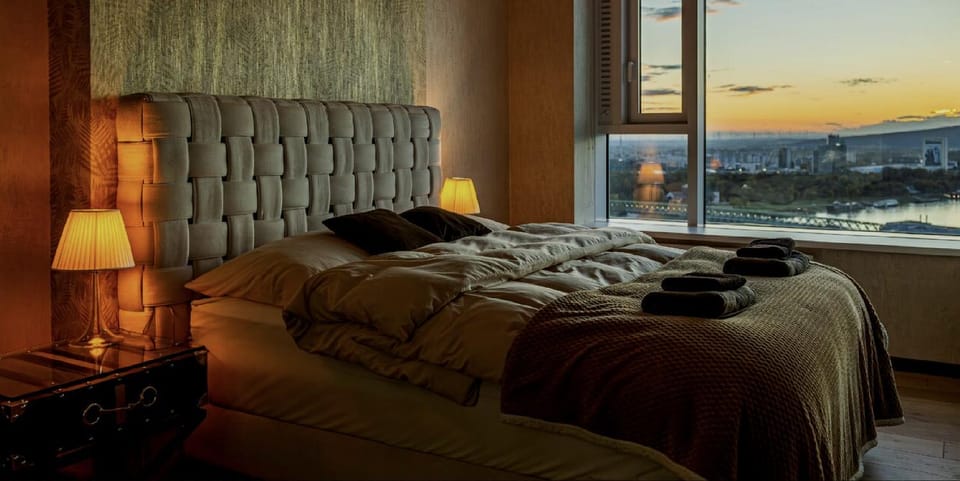 Bed, Bedroom, City view, River view