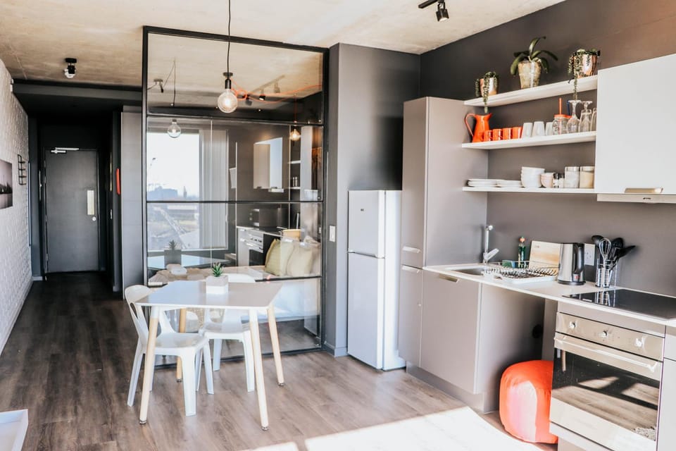 Wex829- Modern Woodstock Apartment with pool and gym access and secure parking Apartment in Cape Town