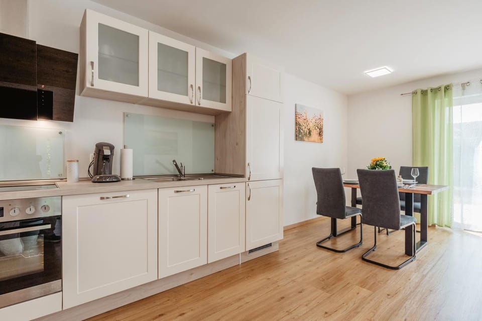 Coffee/tea facilities, Kitchen or kitchenette, Dining area
