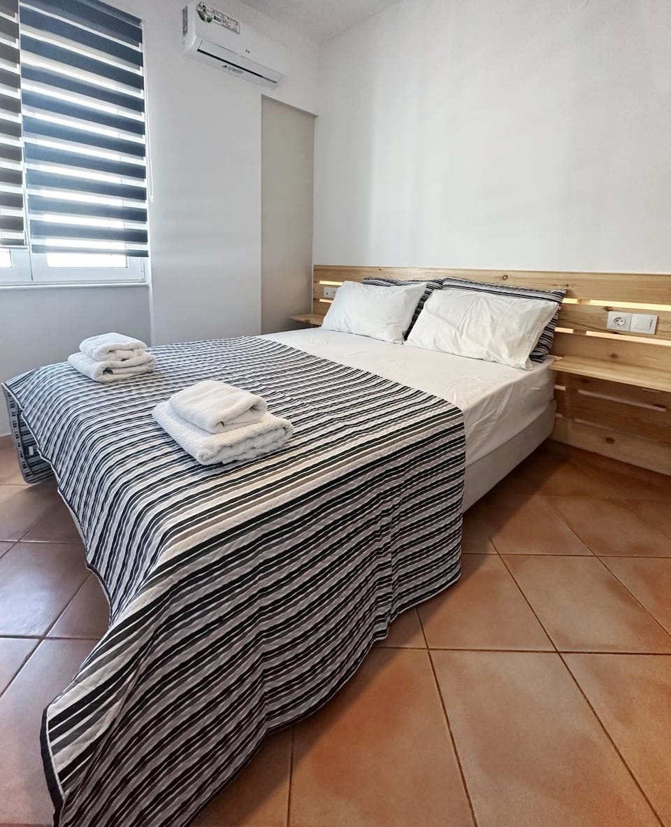 Bed, Photo of the whole room, Bedroom, air conditioner