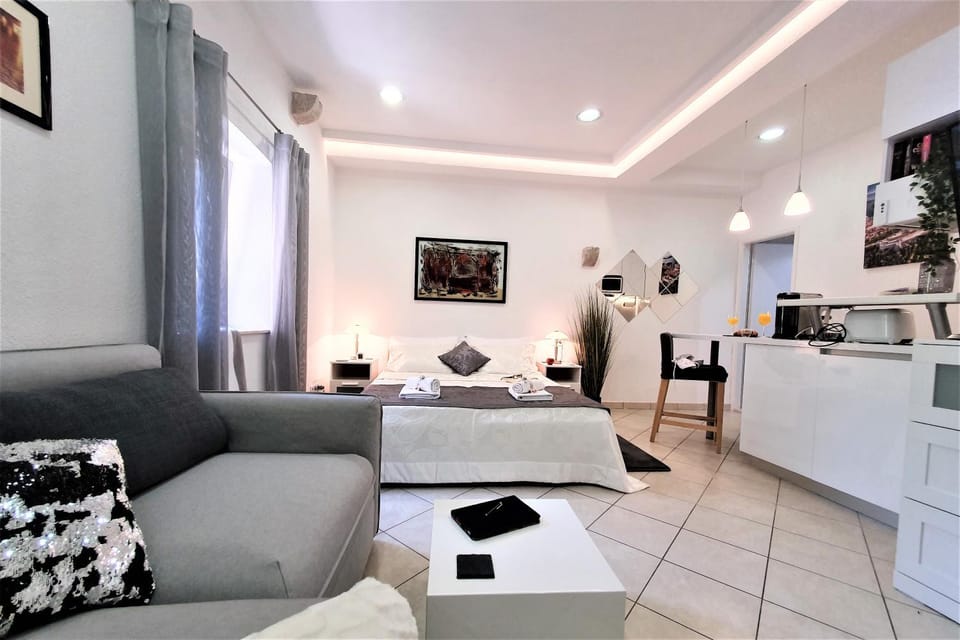 Bed, Living room