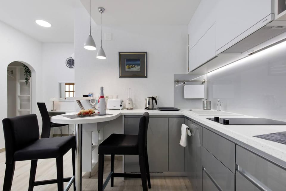 Kitchen or kitchenette, Seating area, Dining area