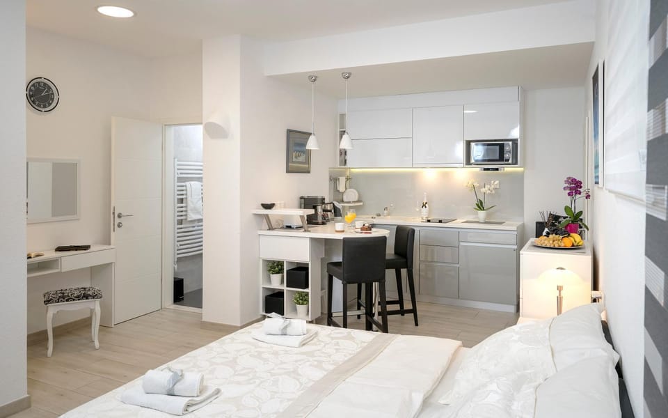 Kitchen or kitchenette, Seating area, Dining area