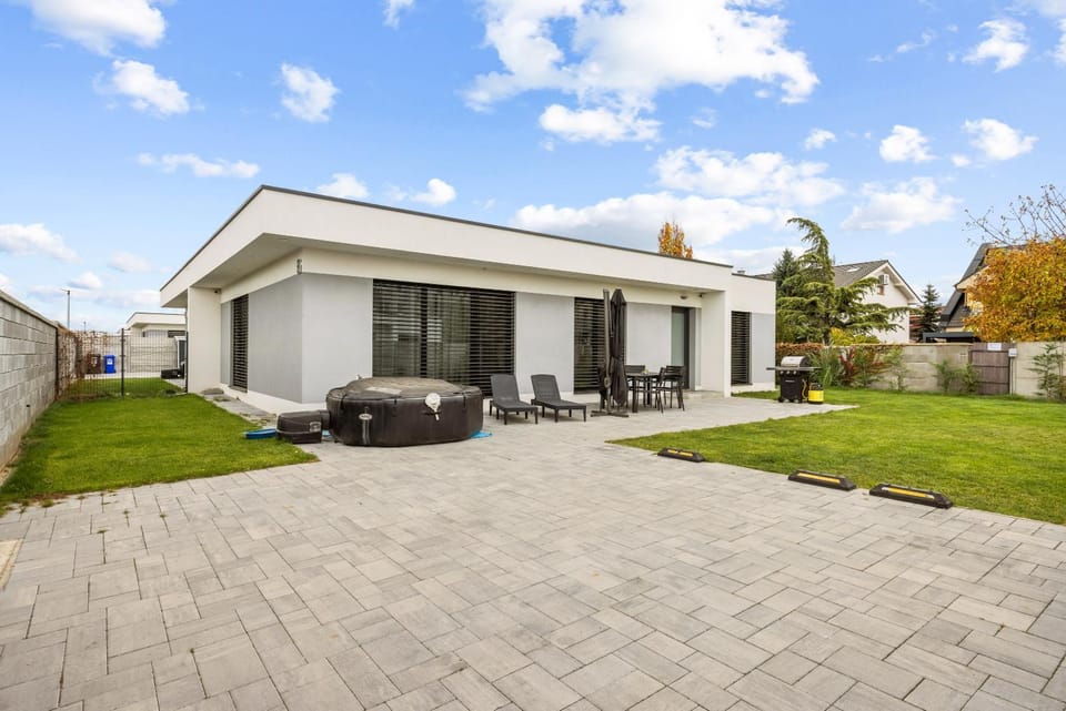 Property building, Garden, Hot Tub, Garden view