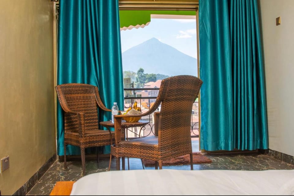 Balcony/Terrace, Living room, Seating area, Mountain view