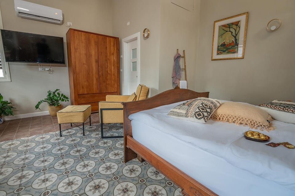 TV and multimedia, Living room, Seating area, Bedroom, air conditioner
