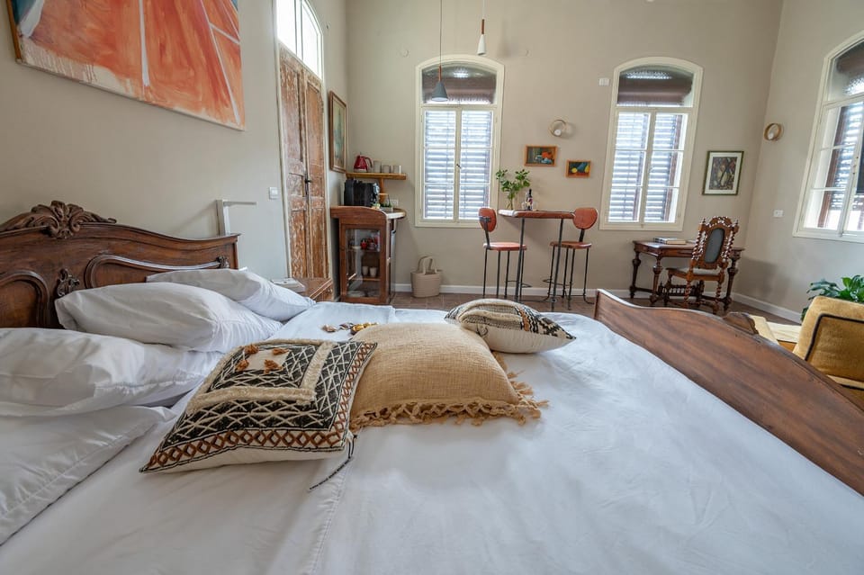 Bed, Photo of the whole room, Seating area, Bedroom, towels