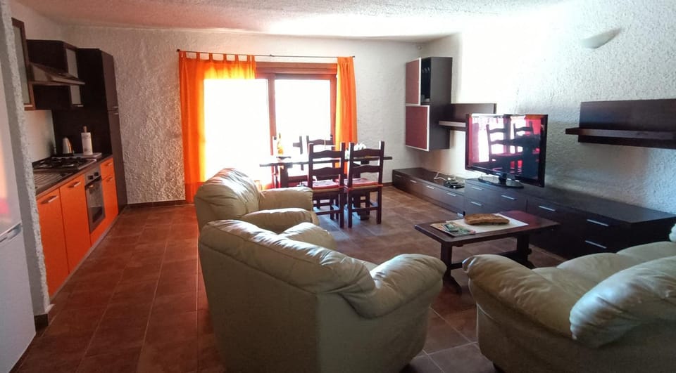 Kitchen or kitchenette, Living room, Dining area