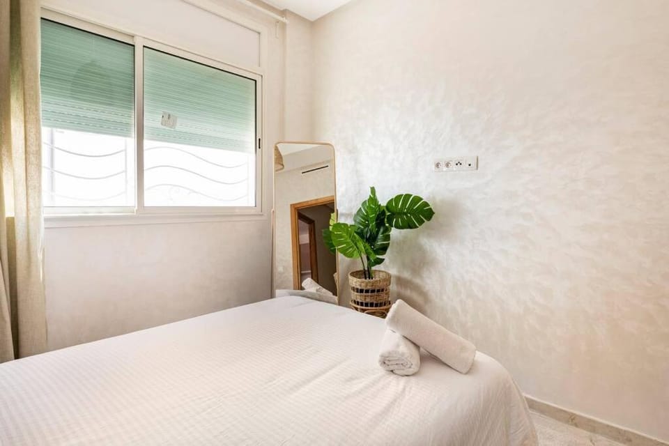Bed, towels