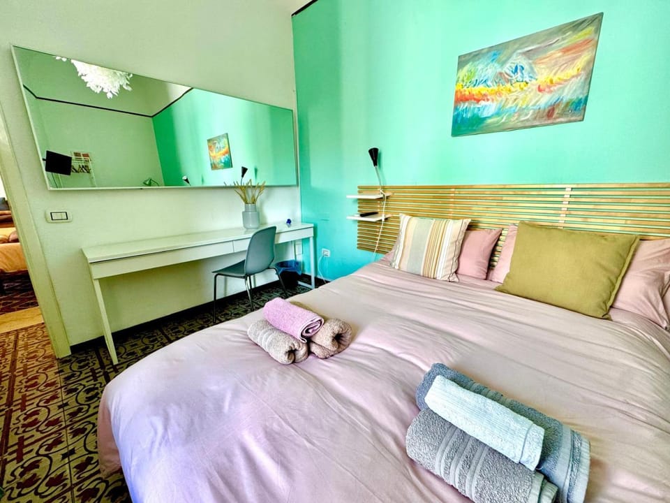 Bed, Bedroom, towels