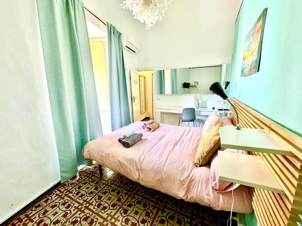 Bed, Bedroom, towels, air conditioner
