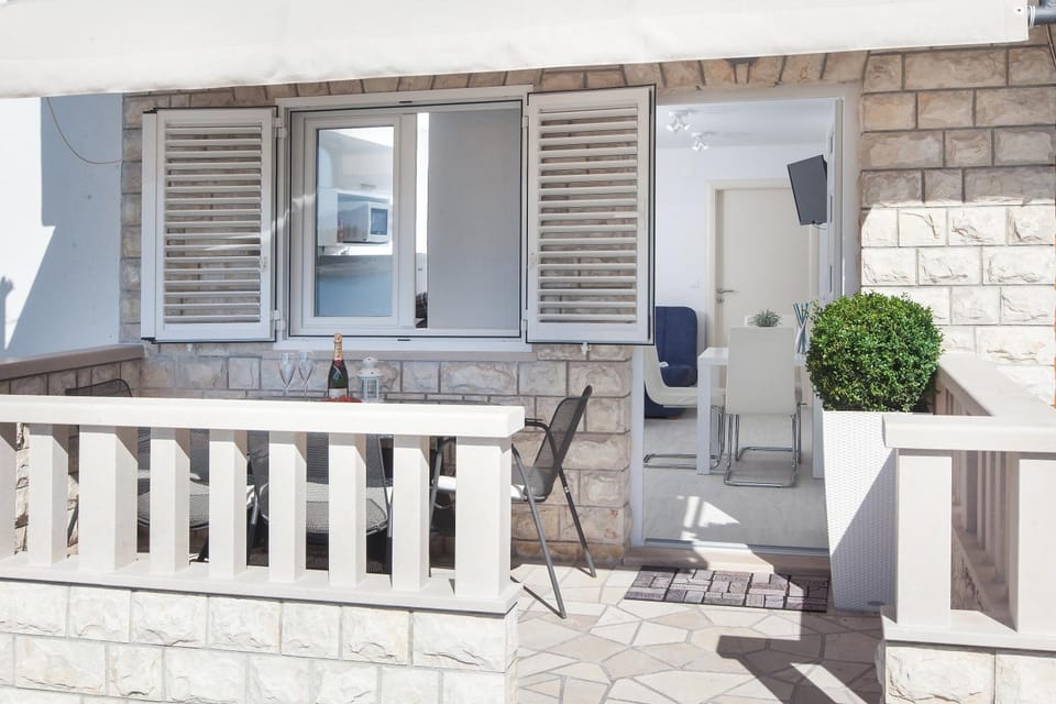 Facade/entrance, Balcony/Terrace