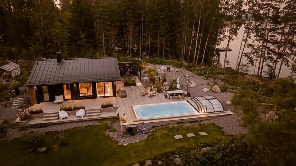 Property building, Facade/entrance, Natural landscape, Garden, Garden view, Pool view, Swimming pool, sunbed