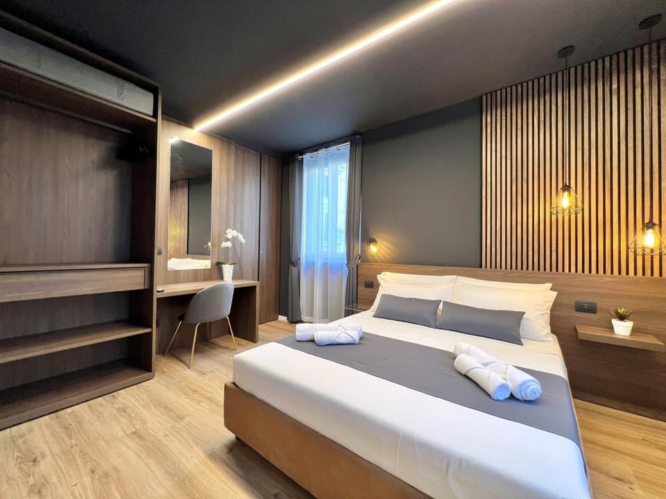 Bed, Photo of the whole room, Floor plan, Bedroom, towels, wardrobe