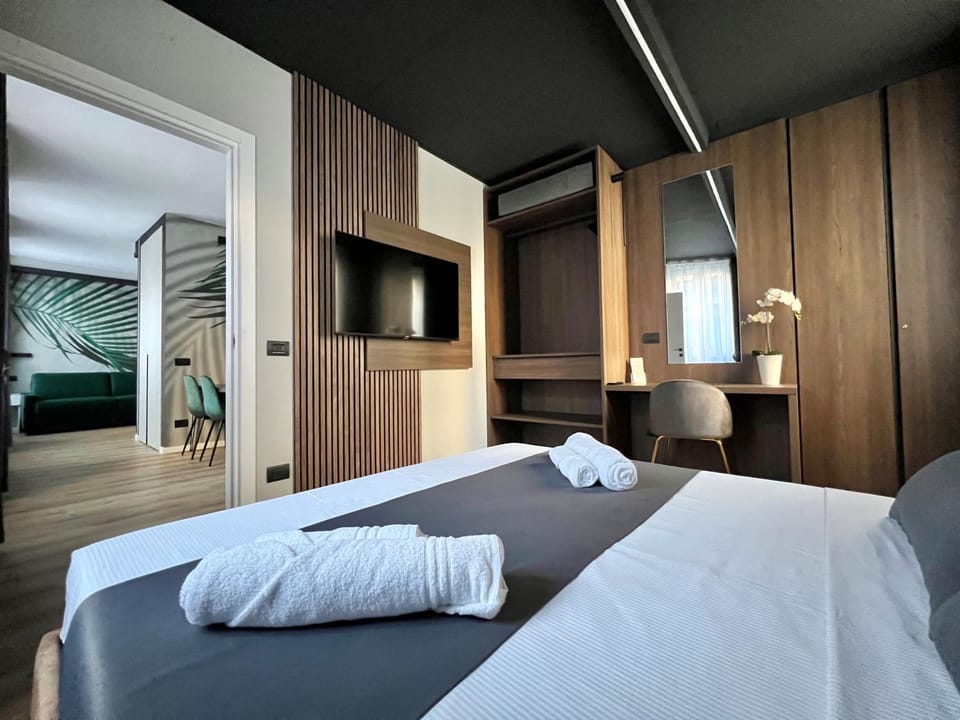 Bed, TV and multimedia, Photo of the whole room, Floor plan, Bedroom, towels, wardrobe