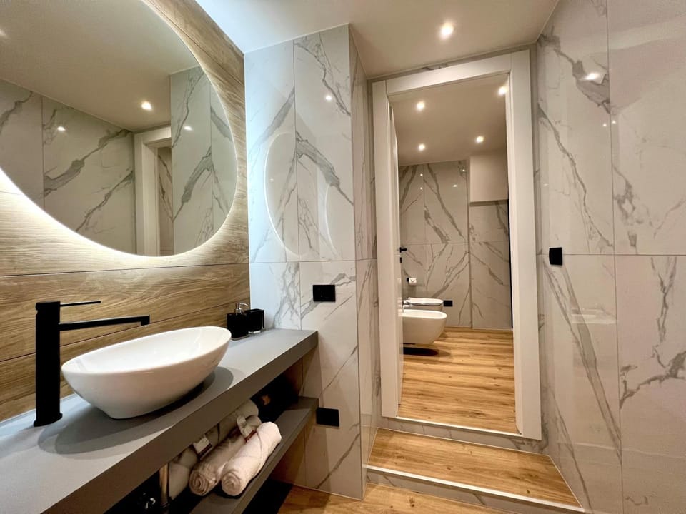Toilet, Bathroom, towels