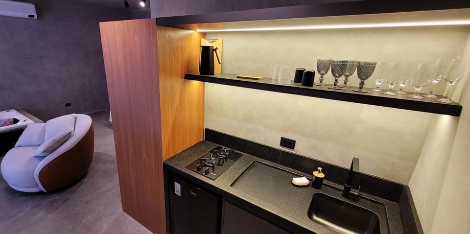 Coffee/tea facilities, Kitchen or kitchenette, stove