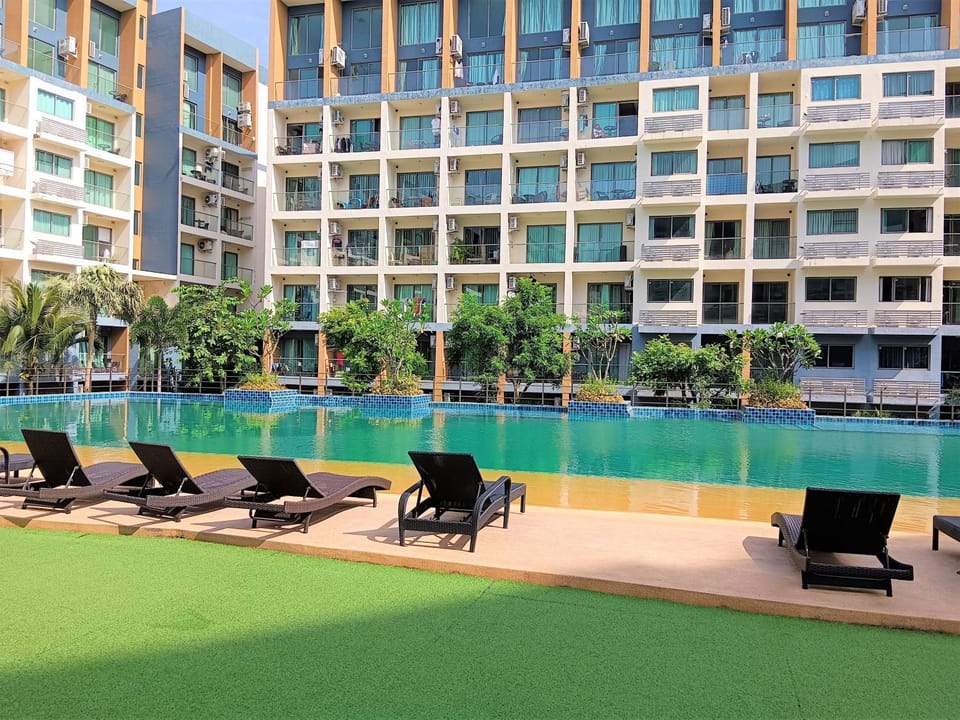 Property building, Day, Pool view, Swimming pool, Swimming pool, sunbed