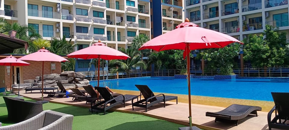 Property building, Patio, Day, Pool view, Swimming pool, sunbed