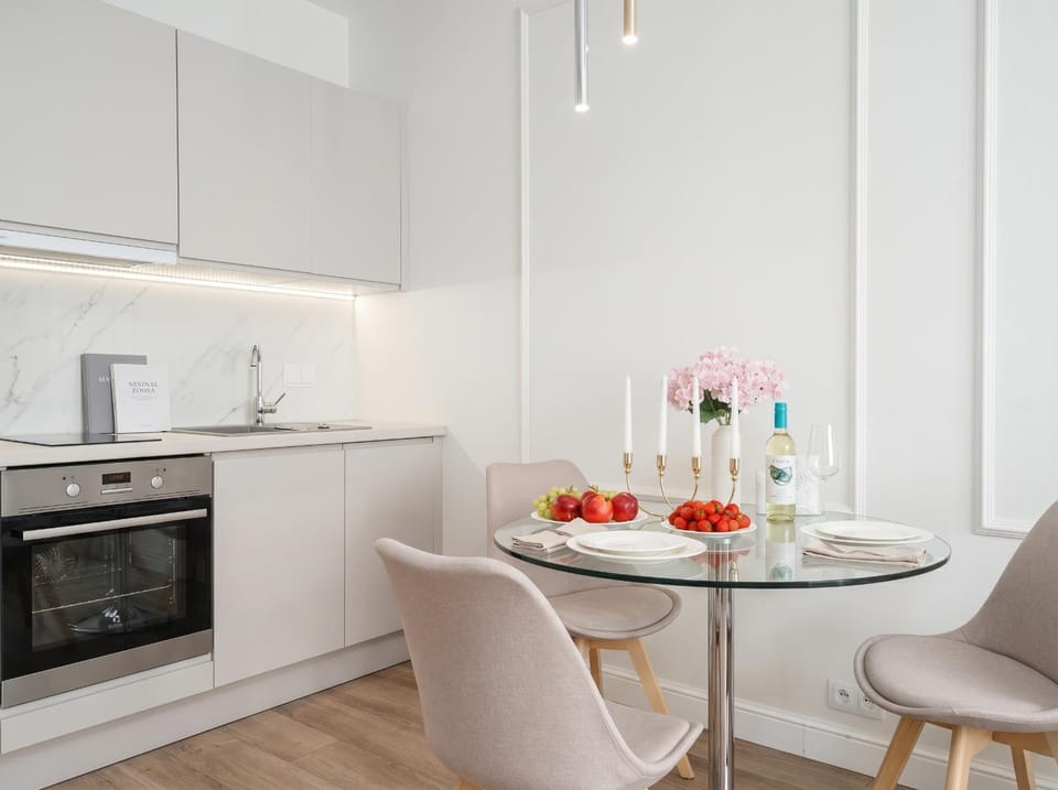 Coffee/tea facilities, Kitchen or kitchenette, Living room, Food and drinks, Seating area, Dining area, Food, minibar, pet friendly, stove