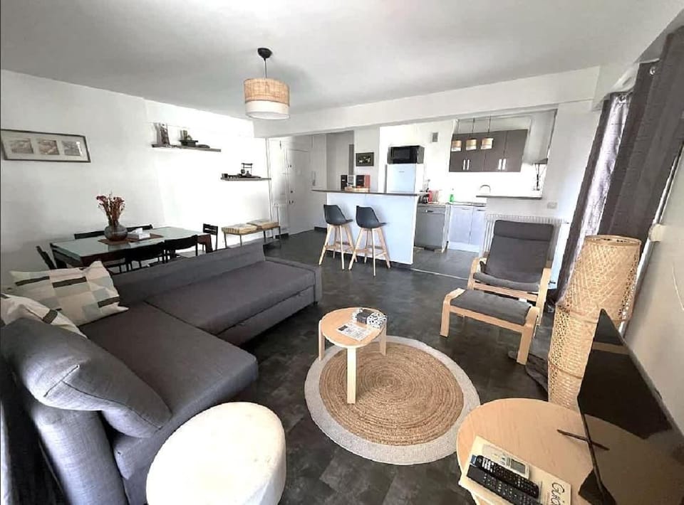 TV and multimedia, Kitchen or kitchenette, Living room, Seating area, Dining area