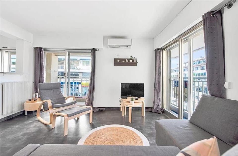 TV and multimedia, Living room, Seating area, air conditioner
